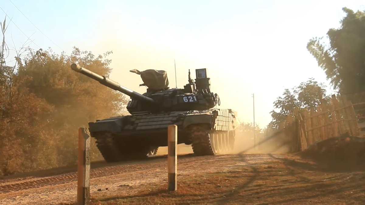 Trong cuộc tập trận chung giữa Nga và Lào hồi cuối năm 2019, các binh sĩ hai nước đã cùng sử dụng T-72B1 để tham gia các khoa mục gồm cả bắn đạn thật. Ảnh: BQP Nga