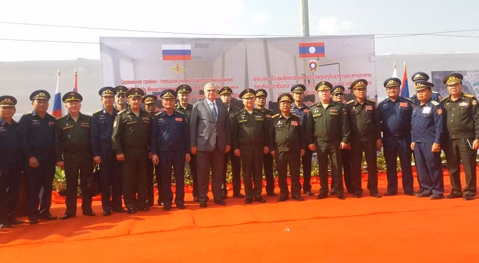 Đáng tiếc, các nguồn tin không thể xác định được là Nga đã bàn giao bao nhiêu chiếc T-72 và BRDM-2 cho Quân đội Nhân dân Lào. Ảnh: bmpd