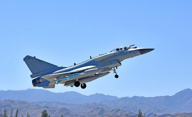 Do vậy Iran rất cần một loại máy bay chiến đấu hoàn toàn mới, để thay thế các loại máy bay chiến đấu cũ. Trong trường hợp không đủ nguồn tài chính để chọn máy bay chiến đấu hạng nặng của Nga, Iran đã chuyển sự chú ý sang máy bay chiến đấu J-10CE do Trung Quốc sản xuất.