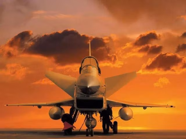 Điều quan trọng đối với Iran là giá của J-10C, thấp hơn nhiều so với các máy bay chiến đấu hạng nặng như Su-30. Ngay cả Iran, có nguồn tài chính yếu, có thể mua rất nhiều máy bay; ngoài ra Trung Quốc bán hàng ít kèm điều kiện chính trị như các quốc gia khác.