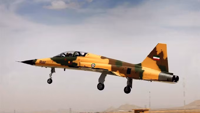 Trong thời điểm hiện nay, mặc dù ngành công nghiệp quốc phòng Iran đã có thể độc lập sản xuất xe tăng chiến đấu chủ lực như tàu ngầm, tên lửa đạn đạo và thậm chí cả máy bay chiến đấu hạng nhẹ; nhưng trước sự cấm vận gay gắt của Mỹ và phương Tây, Iran đã không thể phát triển máy bay chiến đấu hiện đại.