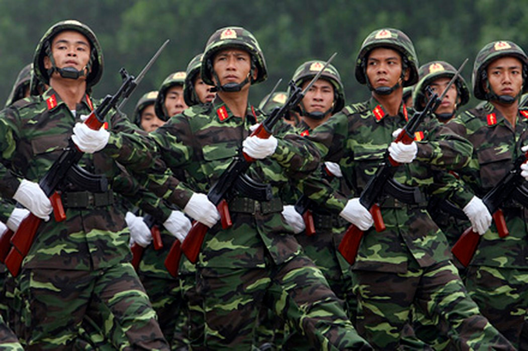  Mũ huấn luyện A2 lần đầu tiên được ra mắt trong cuộc diễu binh Đại lễ kỷ niệm 1000 năm Thăng Long Hà Nội vào năm 2010, được các khối chiến sĩ đội thay thế cho mũ cối thường xuyên được nhìn thấy trước đây. Ở thời điểm công bố, người ta thấy được một quân đội nhân dân Việt Nam lột xác với dáng dấp hiện đại, khỏe khoắn. Bề ngoài của loại mũ này rất giống mũ chống đạn PASGT của Mỹ đã đặt ra nghi vấn rằng mũ A2 cũng là một loại mũ chống đạn. Ảnh: Khối chiến sĩ lục quân diễu binh với mũ A2