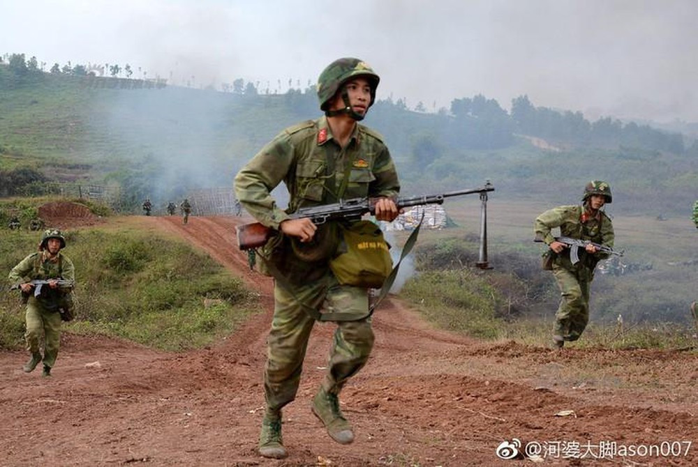 Tuy nhiên, mũ A2 do Tổng cục hậu cần phối hợp với Tổng cục kỹ thuật nghiên cứu chế tạo với nguyên liệu làm từ nhựa PA độ bền cao. Mũ dùng để huấn luyện, diễn tập, thay thế cho mũ cối vốn đã được Việt Nam sử dụng từ những năm 1960, với thiết kế hiện đại, thẩm mỹ cao nhưng cũng đáp ứng tốt nhu cầu về kinh tế cũng như phù hợp với điều kiện kinh tế của Việt Nam. Ảnh: Chiến sĩ bộ binh huấn luyện diễn tập thực binh với mũ A2.