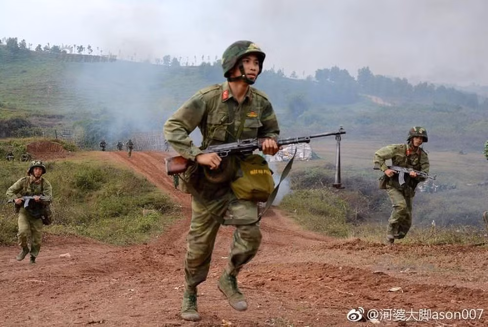 Tuy nhiên, mũ A2 do Tổng cục hậu cần phối hợp với Tổng cục kỹ thuật nghiên cứu chế tạo với nguyên liệu làm từ nhựa PA độ bền cao. Mũ dùng để huấn luyện, diễn tập, thay thế cho mũ cối vốn đã được Việt Nam sử dụng từ những năm 1960, với thiết kế hiện đại, thẩm mỹ cao nhưng cũng đáp ứng tốt nhu cầu về kinh tế cũng như phù hợp với điều kiện kinh tế của Việt Nam. Ảnh: Chiến sĩ bộ binh huấn luyện diễn tập thực binh với mũ A2.