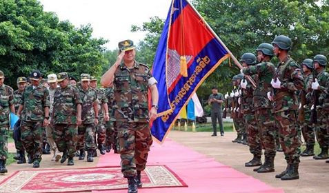 Quân đội Campuchia ngoài số lượng mũ chống đạn PASGT do Mỹ chuyển giao và các loại mũ chống đạn Trung Quốc sản xuất thì hiện cũng đang sử dụng nhiều mũ nhựa trong công tác huấn luyện, diễn tập. Ảnh: Chiến sĩ Campuchia với mũ nhựa huấn luyện.