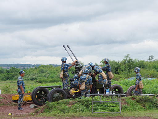 Đặc biệt, từ sau Lễ diễu binh mừng quốc khánh 2/9/2015 và nhất là sau khi Việt Nam đưa vào trang bị mẫu quân phục dã chiến K-17 kiểu mới, mũ A2 đã không còn dùng vải bọc ngụy trang mà chuyển sang phun trực tiếp màu ngụy trang lên mũ. Ảnh: Chiến sĩ phòng không huấn luyện với kiểu mũ A2 mới.