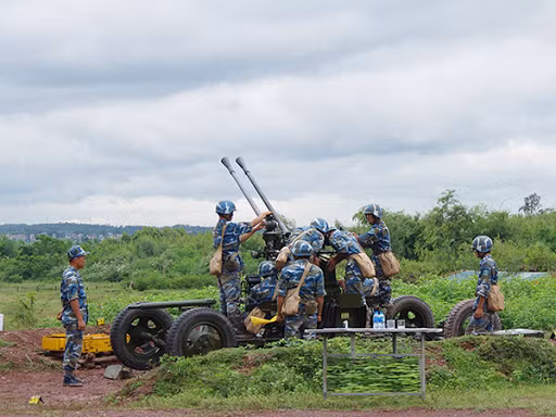 Đặc biệt, từ sau Lễ diễu binh mừng quốc khánh 2/9/2015 và nhất là sau khi Việt Nam đưa vào trang bị mẫu quân phục dã chiến K-17 kiểu mới, mũ A2 đã không còn dùng vải bọc ngụy trang mà chuyển sang phun trực tiếp màu ngụy trang lên mũ. Ảnh: Chiến sĩ phòng không huấn luyện với kiểu mũ A2 mới.