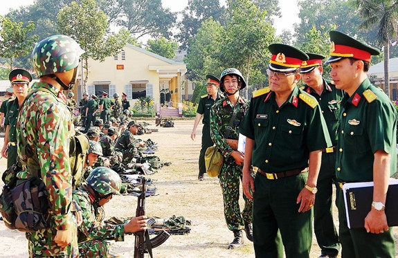 Mũ có vành dày 8-9mm, được chế tạo từ 2 lớp nhựa tổng hợp ốp chồng lên nhau, có tác dụng ngăn mảnh đạn, gạch, đá văng, và không thể chống được đạn. Giá thành sản xuất của mũ rất rẻ, chỉ xấp xỉ 15 USD (hơn 300 nghìn đồng) và có kiểu dáng vô cùng hiện đại, thoáng, nhẹ và bền hơn mũ cối rất nhiều. Mũ A2 được trang bị cho Sĩ quan, chiến sĩ trong hành quân dã ngoại, diễn tập thực binh và huấn luyện. Ảnh: Cấp trên kiểm tra việc mang đeo tư trang, sẵn sàng chiến đấu của chiến sĩ. Nguồn: QĐND.