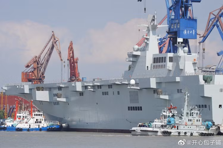 Chiếc tàu đổ bộ tấn công Type 075 đầu tiên vẫn còn chưa được đặt tên đã rời bến của xưởng đóng tàu Hộ Đông - Trung Hoa ở Thượng Hải, nơi mà chiếc thứ hai cùng lớp cũng đã được hạ thủy và đang neo đậu. Theo truyền thông Trung Quốc, chuyến đi này sẽ giúp tàu kiểm tra các hệ thống như động cơ đẩy, định vị, liên lạc và các thiết bị điện tử khác. Họ cũng nhận định, nó sẽ gia nhập biên chế trong một đến hai năm tới. Ảnh: Chiếc tàu đổ bộ Type 075 đầu tiên chuẩn bị ra khơi.