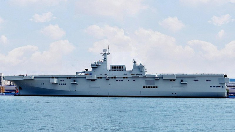 Đồng thời, Type 075 dường như đã đổi mới cơ bản cũng như nâng cao khả năng tấn công đổ bộ của Hải quân Trung Quốc. Các tàu mới này có thể triển khai đến mọi khu vực ở Châu Á - Thái Bình Dương, đặc biệt là Biển Đông. Có thể nói nó chính là một đối thủ nặng ký không thể coi thường. Ảnh: Type 075 neo đậu tại cảng.
