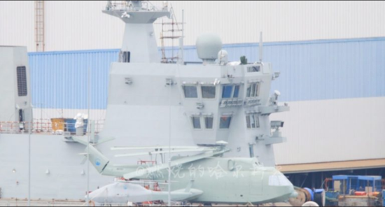 Với vai trò tàu đổ bộ tấn công có thể triển khai trực thăng, Type 075 dự kiến có thể mang theo 28 - 30 trực thăng các loại như Z-8, Z-9 và tương lai có thể cả phiên bản Hải quân của Z-20. Ngoài ra, Trung Quốc có vẻ đang dự định kế hoạch triển khai máy bay không người lái (UAV) cất hạ cánh thẳng đứng (VTOL) lên Type 075. Ảnh: Mô hình trực thăng và máy bay không người lái được thử nghiệm trên boong tàu Type 075 hồi tháng 7.