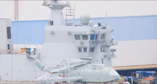 Với vai trò tàu đổ bộ tấn công có thể triển khai trực thăng, Type 075 dự kiến có thể mang theo 28 - 30 trực thăng các loại như Z-8, Z-9 và tương lai có thể cả phiên bản Hải quân của Z-20. Ngoài ra, Trung Quốc có vẻ đang dự định kế hoạch triển khai máy bay không người lái (UAV) cất hạ cánh thẳng đứng (VTOL) lên Type 075. Ảnh: Mô hình trực thăng và máy bay không người lái được thử nghiệm trên boong tàu Type 075 hồi tháng 7.