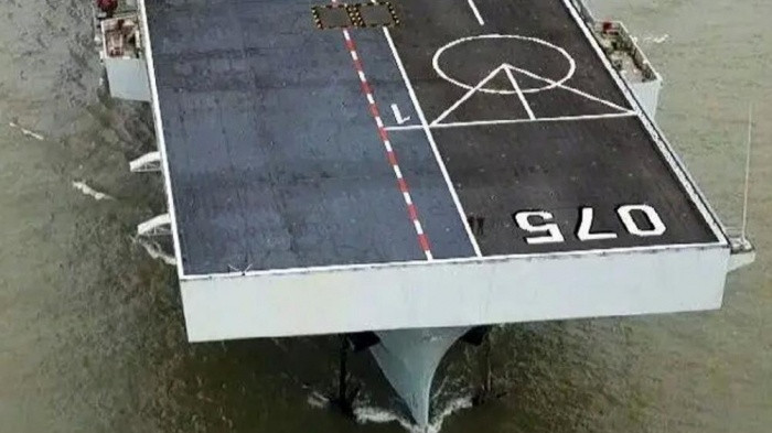 Nhìn chung, Type 075 là mẫu tàu đổ bộ tấn công mới khá hoàn thiện của Trung Quốc, có thể nói là vượt trội các mẫu trong khu vực hiện nay. Là một trong những thành tựu nổi bật của ngành đóng tàu Trung Quốc trong thời gian qua, có thể nâng cao sức triển khai Hải quân đánh bộ nước này đến nhiều khu vực. Ảnh: Cận cảnh mặt boong tàu Type 075.