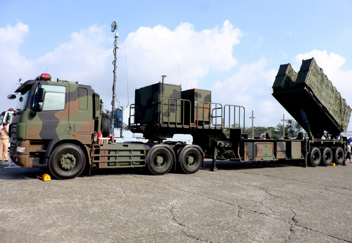 Vụ mua vũ khí này đã được liệt vào những dự án đầu tư quân sự được ưu tiên cao nhất của Đài Loan, số tiền chi mua cho hơn 10 hệ thống tên lửa Harpoon là khoảng 80 tỷ Đài tệ; phiên bản Harpoon phóng từ mặt đất, hiện chỉ có Hàn Quốc được trang bị loại tên lửa này. Ảnh: Tên lửa chống hạm Harpoon phóng từ mặt đất - Nguồn: Globaldefensecorp