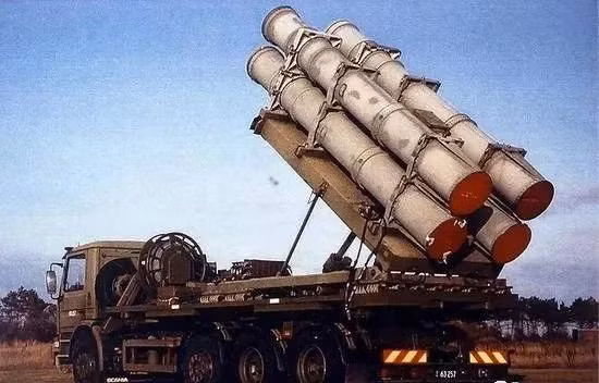 Vũ khí thứ hai mà Trung Quốc lo ngại đó là các loại tên lửa chống hạm Harpoon. Bộ Quốc phòng Đài Loan xác nhận họ sẽ mua tên lửa chống hạm Harpoon, phiên bản phóng từ mặt đất; dự kiến số tên lửa sẽ đi vào trực chiến trong Quân đội Đài Loan từ năm 2023. Ảnh: Tên lửa chống hạm Harpoon phóng từ mặt đất - Nguồn: Globaldefensecorp