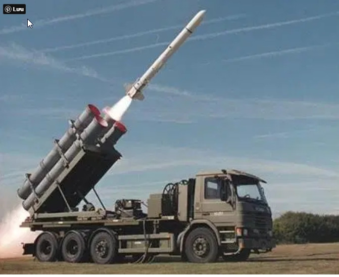 Trước đó, Đài Loan đã mua một số lượng lớn tên lửa Harpoon đặt trên tàu chiến từ Mỹ và được trang bị trên nhiều tàu chiến lớn khác nhau của hải quân Đài Loan. Ngoài khả năng chống hạm, những tên lửa Harpoon hoàn toàn có thể tiêu diệt các mục tiêu trên bờ; nếu được bố trí ở đông nam của đảo Đài Loan, sẽ là mối đe dọa nguy hiểm với các mục tiêu trên bờ của Trung Quốc. Ảnh: Tên lửa chống hạm Harpoon phóng từ mặt đất - Nguồn: