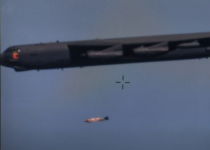 Với loại mìn QS-ER mua từ Mỹ và những loại mìn thông minh mới do Đài Loan nghiên cứu phát triển, sẽ trở thành vũ khí quan trọng trong chiến lược tác chiến bằng mìn phi đối xứng của Đài Loan, nhằm ngăn chặn các hoạt động quân sự từ đại lục. Ảnh: Mìn QS-ER phóng khỏi máy bay ném bom B-52 - Nguồn: Defpost