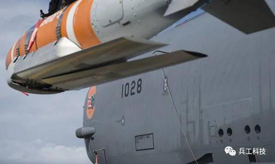 Loại vũ khí nguy hiểm thứ ba mà Trung Quốc gọi tên đó là mìn thông minh phóng từ trên không, để ngăn chặn nhanh các cuộc tấn công từ đại lục có thể xảy ra vào hòn đảo này; đây thực sự là thế hệ mới của loại mìn “tấn công nhanh”, được cải tiến dựa trên bom định vị vệ tinh JDAM. Ảnh: B-52 phóng mìn QS-ER - Nguồn: Sina