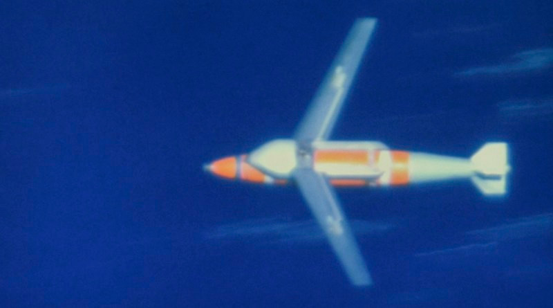 Khi được phóng từ độ cao 10.500 m, phạm vi bay của QS-ER có thể đạt tới 40 hải lý (74 km), và nó được dẫn đường chính xác dưới sự hỗ trợ của hệ thống định vị GPS. Hiện tại có hai mẫu chính là loại 226 kg và 907 kg, để thích ứng với các phương tiện mang phóng khác nhau. Ảnh: Mìn Quickstrike-ER đang bay đến khu vực bố trí - Nguồn: Defpost