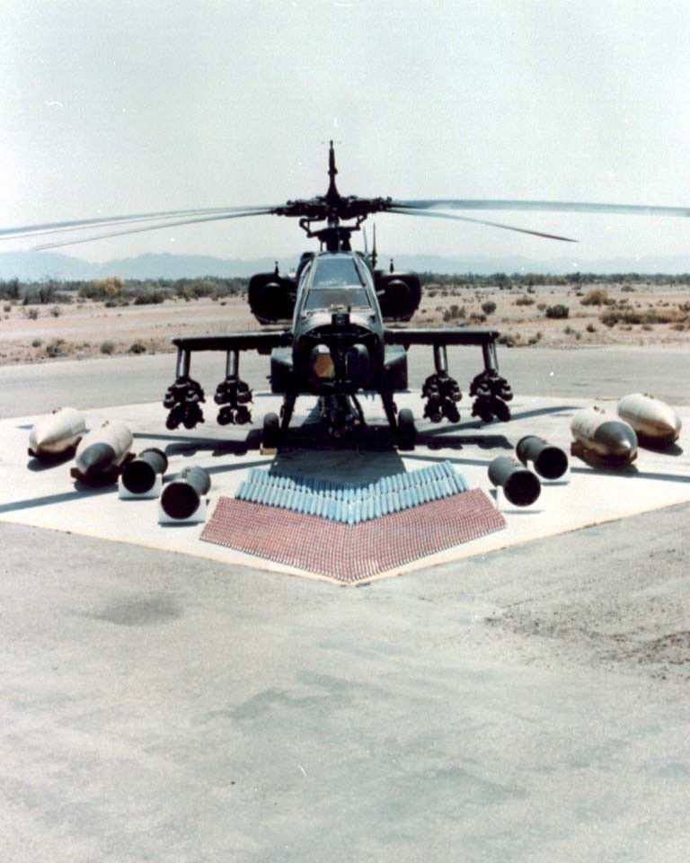 Về vũ khí, AH-64 Apache có hai cánh phụ bên hông với các mấu treo, có thể mang theo 16 tên lửa chống tăng AGM-114 Hellfire, giá phóng rocket không điều khiển Hydra 70 mm, tên lửa không đối không tầm thấp AIM-92 Stinger. Dưới bụng trực thăng được trang bị một pháo tự động M230 30 mm với cơ số đạn 1.200 viên. Tên lửa Hellfire trang bị trên Apache đủ sức xuyên phá bất cứ xe thiết giáp nào di chuyển trên mặt đất hoặc phá hủy những ụ chiến đấu kiên cố bằng bê tông.