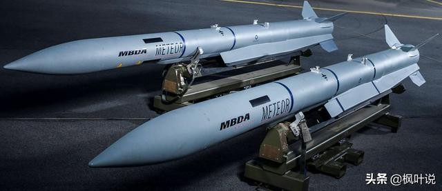 Về vũ khí, Rafale sử dụng nhiều loại vũ khí hiện đại do Pháp sản xuất, trong đó nổi bật là tên lửa tiến công ngoài tầm nhìn Mica; thực tế Rafale là loại máy bay đa nhiệm, không chỉ chiếm ưu thế trên không, mà có thể tiến công các mục tiêu mặt đất, bằng các loại vũ khí dẫn đường chính xác.