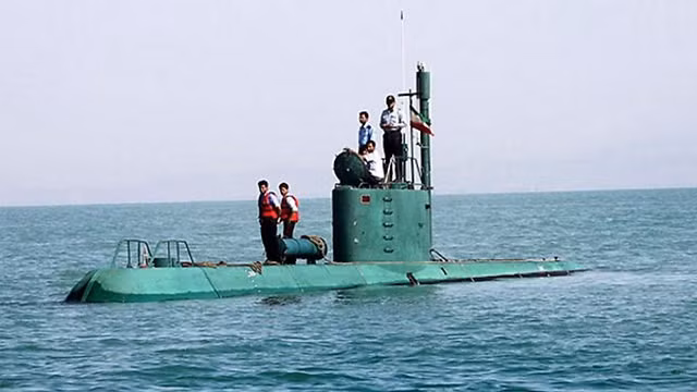 Kinh nghiệm tự phát triển tàu ngầm thành công hơn có lẽ là Iran, cũng rơi vào hoàn cảnh tương tự như Đài Loan, Iran cũng bắt đầu với một mẫu thử nghiệm nhỏ, đích đến có thể lâu hơn, nhưng cũng chứa đựng ít rủi ro hơn trong quá trình phát triển; đầu tiên Iran phát triển các loại tàu ngầm 10 tấn, 600 tấn và năm 2019, Iran đã hạ thủy tàu ngầm 2.000 tấn, tương đương tàu ngầm lớp Kilo của Nga.