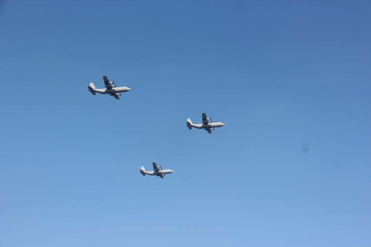 Lần đầu tiên, Không quân Ấn Độ giới thiệu quy mô các loại máy bay hiện đại nhập khẩu từ Mỹ. Trong ảnh đội hình máy bay vận tải C-130J-30. Ảnh: bmpd