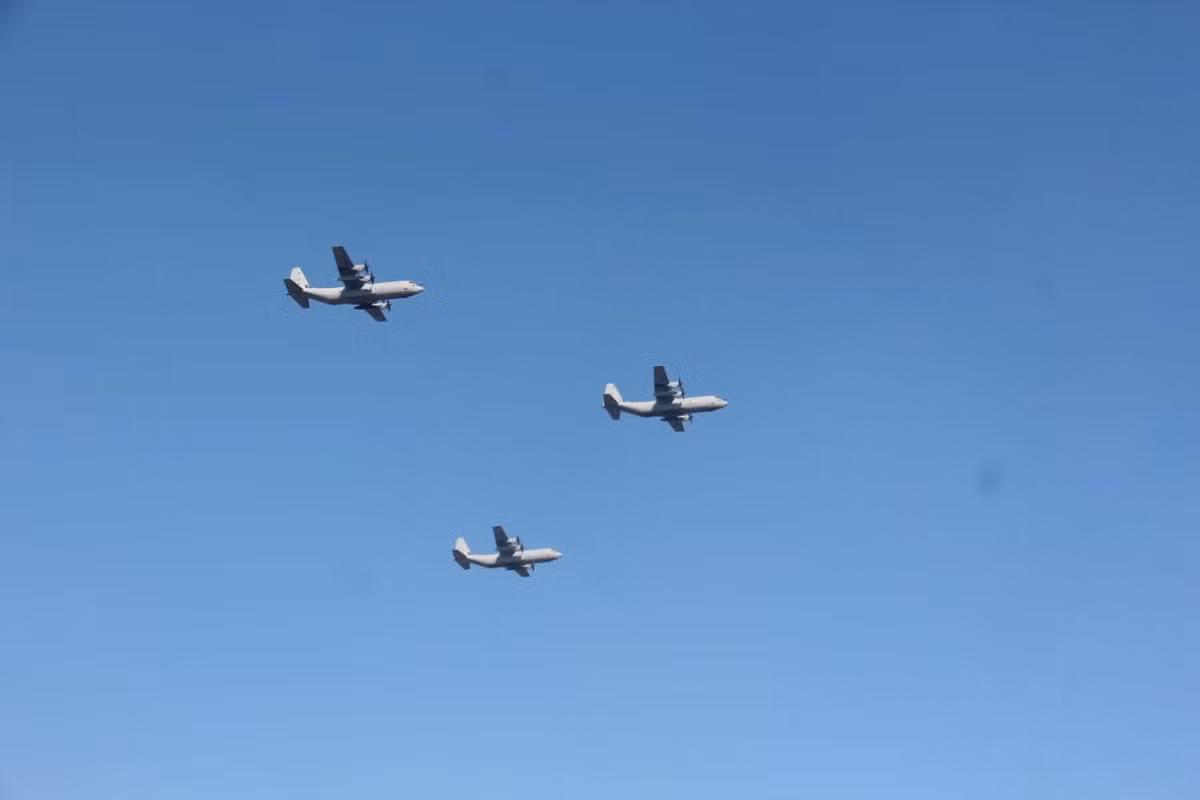 Lần đầu tiên, Không quân Ấn Độ giới thiệu quy mô các loại máy bay hiện đại nhập khẩu từ Mỹ. Trong ảnh đội hình máy bay vận tải C-130J-30. Ảnh: bmpd