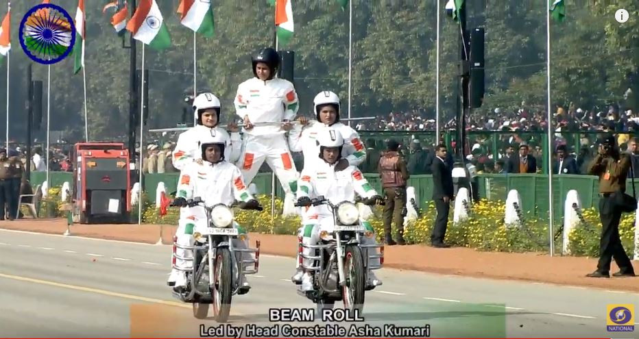 Ngoài việc diễu các khối binh sĩ tinh nhuệ của Quân đội Ấn Độ, như thường lệ các quan khách tiếp tục được chiêm ngưỡng màn đồng diễn mô tô “đặc sản” của New Delhi. Ảnh: bmpd