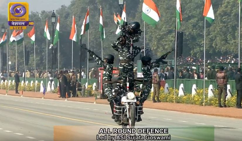 “Đồng diễn mô tô” với 4-5 binh sĩ cùng cưỡi một chiếc xe 2 bánh luôn là màn biểu diễn nhận được sự tán thưởng của các quan khách. Ảnh: bmpd