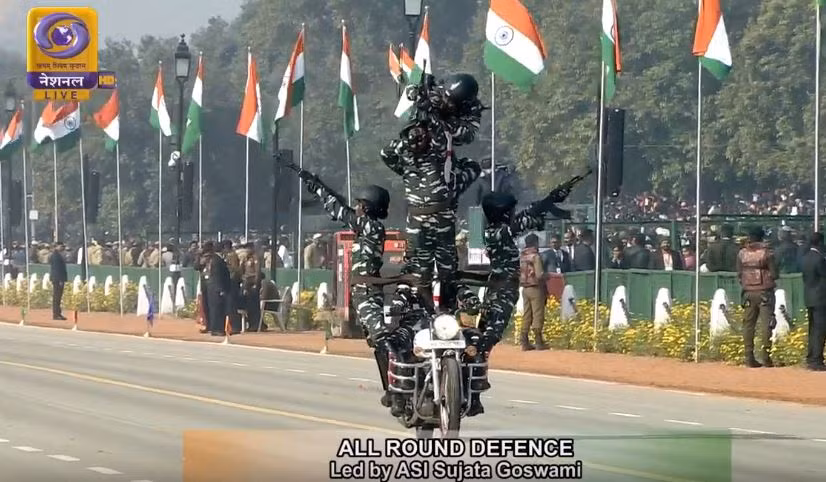 “Đồng diễn mô tô” với 4-5 binh sĩ cùng cưỡi một chiếc xe 2 bánh luôn là màn biểu diễn nhận được sự tán thưởng của các quan khách. Ảnh: bmpd