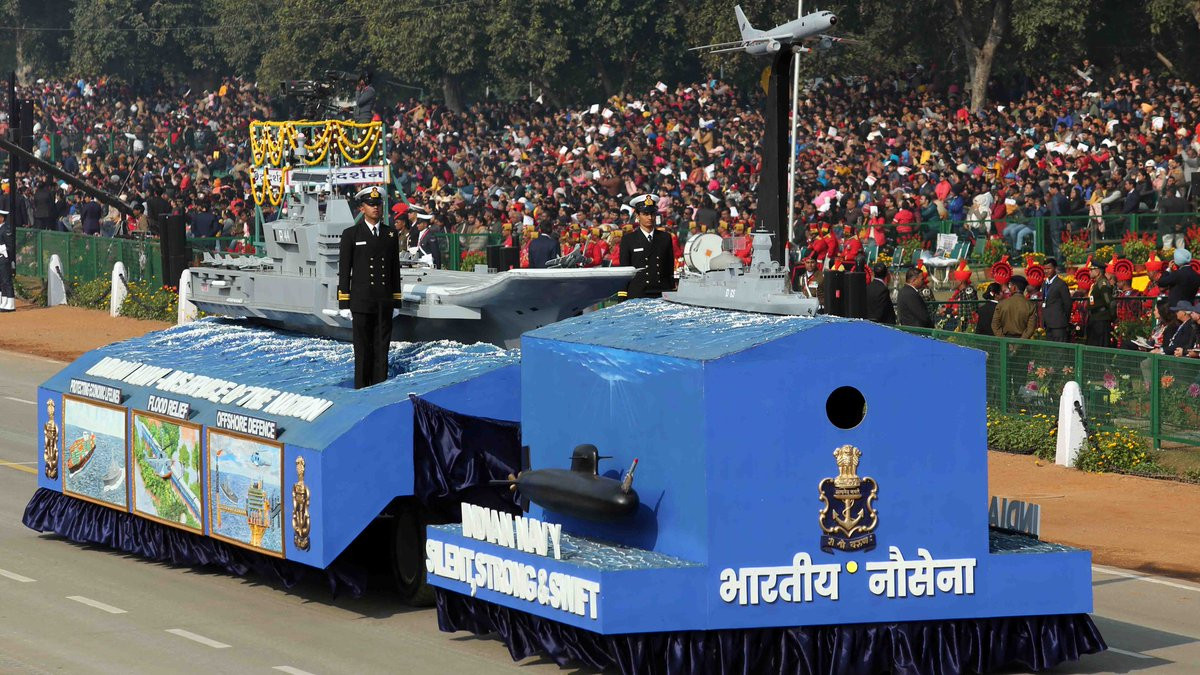 Hải quân cũng tham gia duyệt binh, tuy nhiên phần khí tài họ chỉ có thể sử dụng mô hình. Đó là 4 phương tiện hiện đại nhất của Hải quân Ấn Độ: Tàu sân bay INS Vikrant (nước này đang đóng dở); tàu khu trục tên lửa đa năng Đề án 15A Kolkata; tàu ngầm Kalvari và máy bay tuần thám P-8I Neptune. Ảnh: bmpd