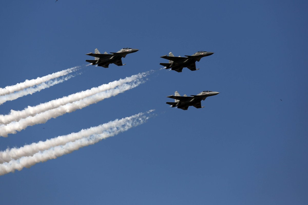 Không quân Ấn Độ có màn trình diễn hoành tráng trên bầu trời trong xanh của New Delhi. Trong ảnh, đội hình tiêm kích đa năng Su-30MKI. Ảnh: bmpd