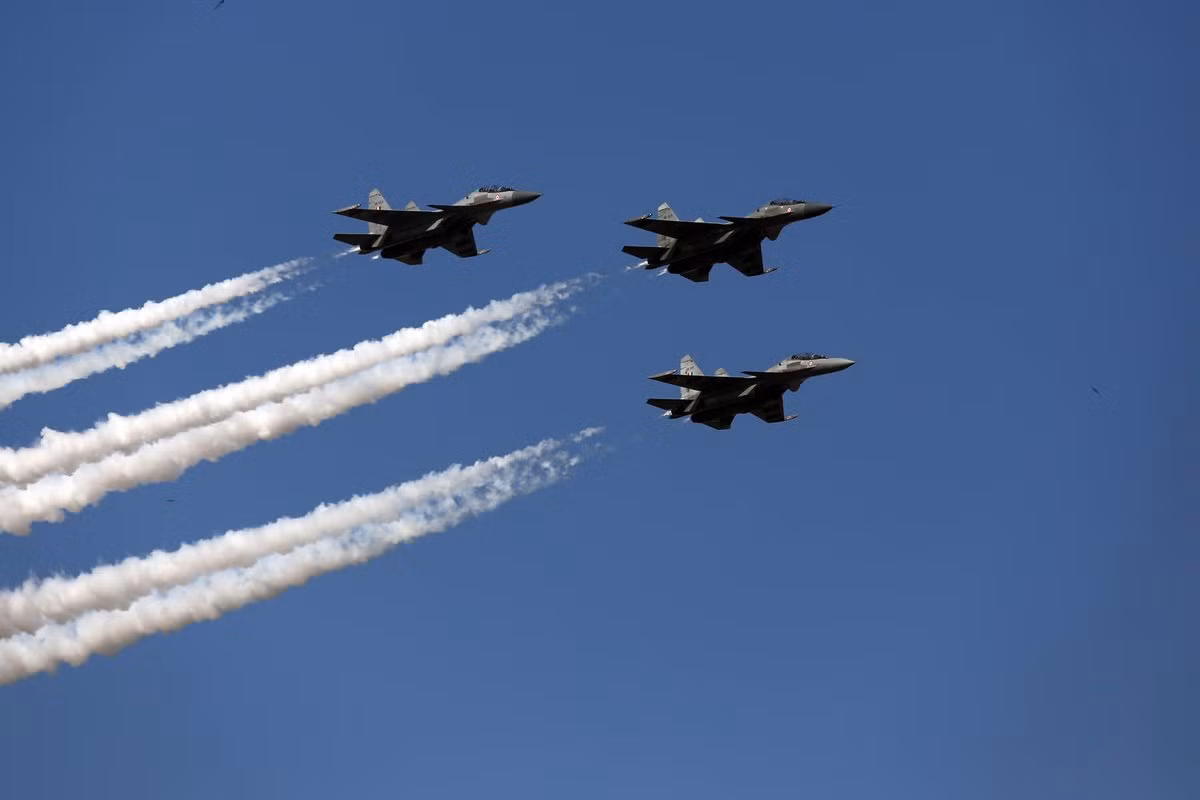 Không quân Ấn Độ có màn trình diễn hoành tráng trên bầu trời trong xanh của New Delhi. Trong ảnh, đội hình tiêm kích đa năng Su-30MKI. Ảnh: bmpd