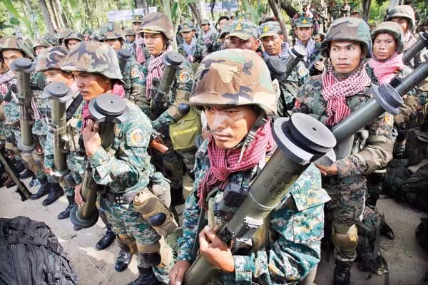 Ngoài ra, lục quân Campuchia cũng sử dụng một số lượng lớn quân phục ngụy trang kiểu kỹ thuật số (Digital Camo). Đây chính là một biến thể đặc trưng của mẫu quân phục ngụy trang Type-07 mà Trung Quốc sản xuất và viện trợ cho Campuchia tuy nhiên bản thân quân đội của họ lại không dùng màu ngụy trang này. Ảnh: Biến thể Type-07 mà Trung Quốc chế tạo của quân đội Campuchia.