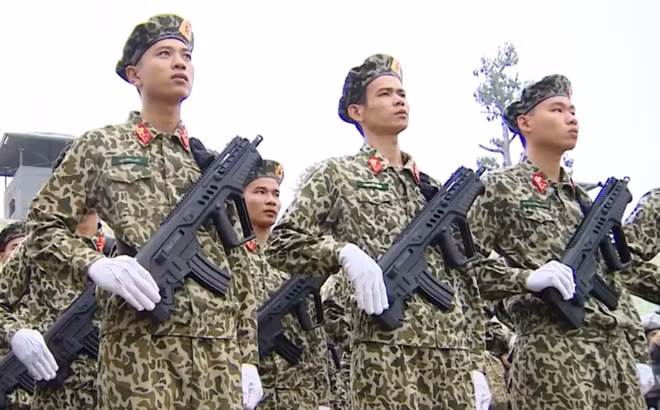 Về lực lượng đặc biệt, hiện nay Đặc công Việt Nam đang sử dụng mẫu quân phục da báo kiểu họa tiết Duck Hunter đặc trưng. Đặc điểm của loại quân phục này cũng là sử dụng các mảng họa tiết ngụy trang nhỏ trên nền màu vàng nhạt chủ đạo, có tác dụng ngụy trang tốt ở địa hình bãi cỏ khô, địa hình bán hoang mạc,… và là điểm phân biệt dễ dàng nhận biết giữa chiến sĩ đặc công với các chiến sĩ thuộc quân binh chủng khác. Ảnh: Chiến sĩ đặc công với quân phục ngụy trang đặc trưng.