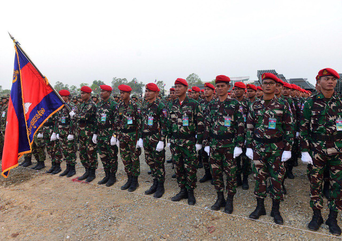 Về lực lượng đặc biệt, Quân đội Campuchia đã trang bị cho họ loại quân phục dã chiến sử dụng họa tiết ngụy trang DPM đặc thù. Nhìn chung quân phục nhìn rất gọn gàng và bắt mắt, ôm người chiến sĩ đảm bảo vận động một cách dễ dàng. Chưa rõ đây là mẫu quân phục do Campuchia phát triển hay là hàng viện trợ. Ảnh: Lực lượng lính dù Campuchia với quân phục DPM đặc trưng.