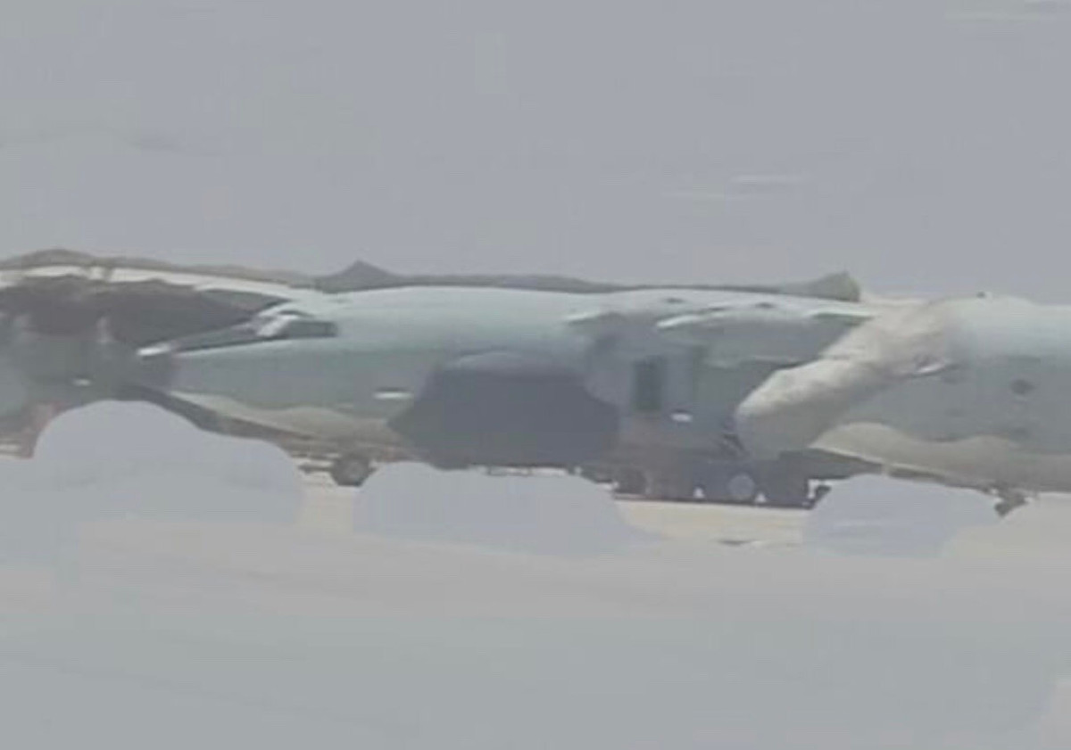 Trung Quốc cũng điều các máy bay vận tải Y-8 Shaanxi đến khu vực với mục đích chi viện hàng hóa. Đây vốn là phiên bản Trung Quốc chế tạo dựa trên máy bay An-12 của Liên Xô và được sản xuất từ năm 1981 cho đến nay. Ảnh: Máy bay vận tải Y-8 bên cạnh một chiếc KJ-500 của Trung Quốc.