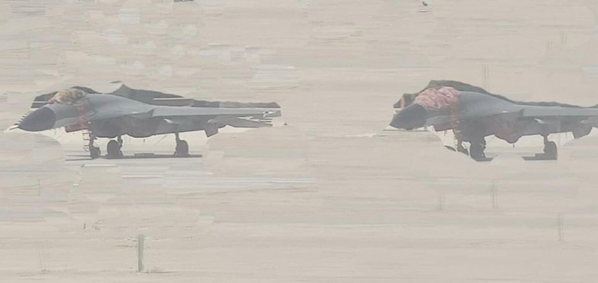 Bên cạnh J-16 và J-8, Trung Quốc cũng được ghi nhận là điều động cả các chiến đấu cơ J-11, đây vốn là phiên bản Su-27 do Trung Quốc sản xuất. Ảnh: Chiến đấu cơ J-11 trên khu vực đường băng.