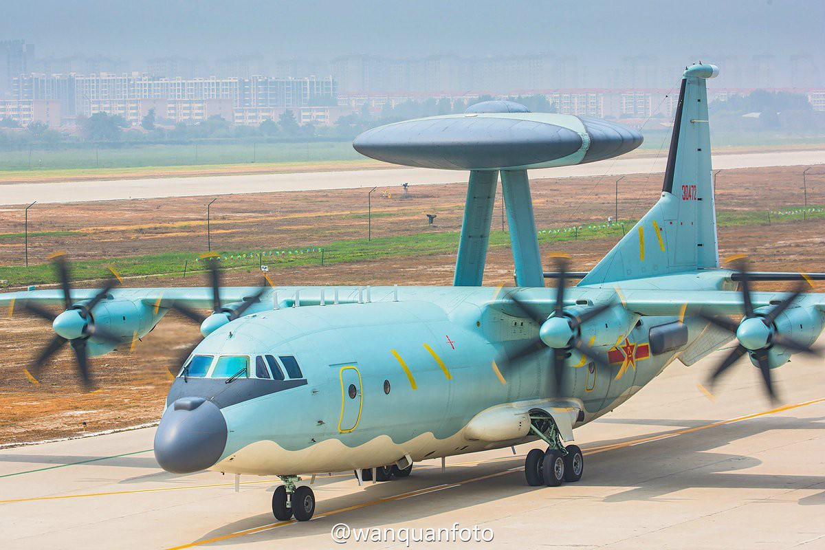 KJ-500 được trang bị bốn động cơ cánh quạt cho phép nó có thể đạt vận tốc tối đa 550km/h và tầm bay 5.700km cũng như có thể hoạt động liên tục 12h trên không. Máy bay được trang bị loại radar vô cùng hiện đại giúp nó phát hiện sớm mục tiêu từ khoảng cách 470km và có thể phát hiện cả những loại máy bay tàng hình hiện đại nhất hiện nay. Ảnh: Một máy bay KJ-500 của Trung Quốc.