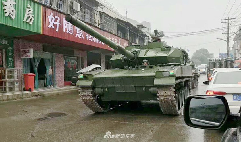 Mới đây, Trung Quốc cũng đã đưa các xe tăng chiến đấu hạng nhẹ Type-15 chuyên biệt tác chiến vùng sơn cước đến vùng biên giới đang tranh chấp với Ấn Độ càng làm gia tăng thêm căng thẳng cho tình hình khu vực. Người ta lo sợ rằng sẽ có một cuộc chiến sắp nổ ra và người Trung đang chuẩn bị cho những tình huống xấu nhất. Ảnh: Xe tăng hạng nhẹ Type-15 của Trung Quốc.