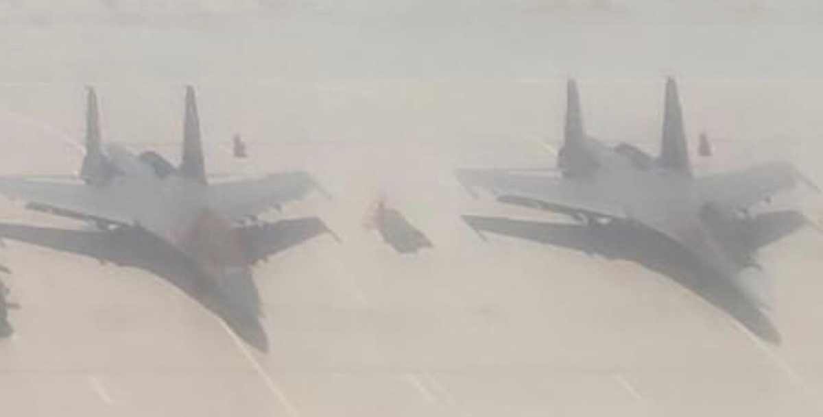 Ảnh: Các tiêm kích J-16 của Trung Quốc tại sân bay. Loại máy bay này được ra mắt lần đầu năm 2012, phát triển dựa trên J-11 (vốn là bản sao Su-27 của Nga do Trung Quốc sản xuất) với nhiều nét tương đồng chiến đấu cơ Su-30MKK của Nga. Đây chính là đối thủ chính với các tiêm kích Su-30MKI từ phía Ấn Độ trong cuộc xung đột này.