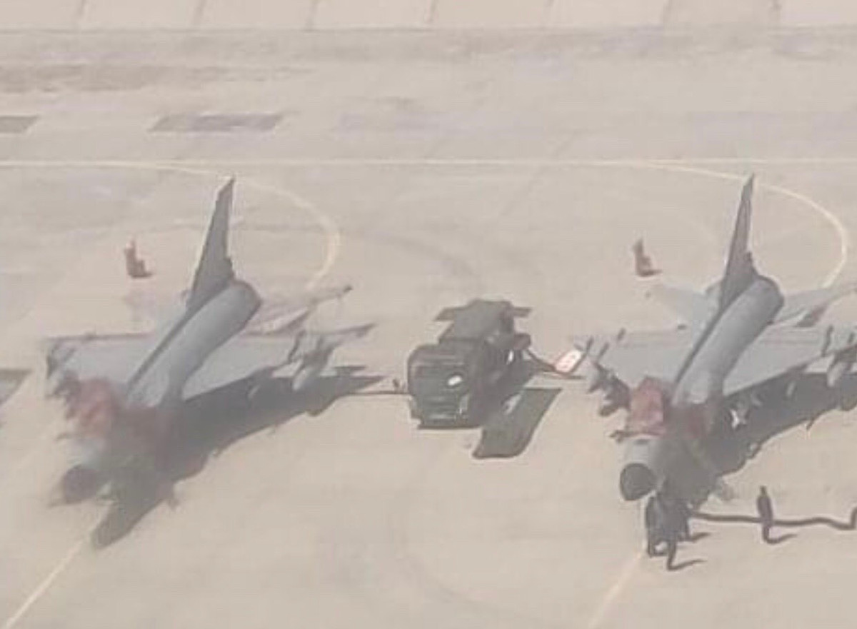 Ngoài ra còn các loại tiêm kích đánh chặn một chỗ ngồi J-8F cũng do Trung Quốc chế tạo. Máy bay được trang bị 2 động cơ WP-13A cho phép nó đạt vận tốc tối đa Mach 2.2 và tầm hoạt động 4.000km, nó có thể mang tối đa 4.500kg vũ khí qua 7 giá treo ở dưới cánh và bụng. Ảnh: Các tiêm kích J-8F đang tập kết tại sân bay gần biên giới Trung - Ấn.