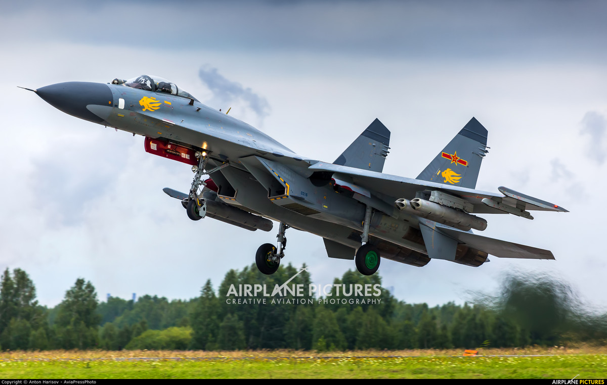 J-11 là phiên bản Su-27 do Trung Quốc chế tạo dựa trên giấy phép chuyển giao công nghệ của công ty Sukhoi trong hợp đồng ký kết năm 1995. Năm 1998, J-11 thực hiện chuyến bay đầu tiên và đến nay đã có hơn 200 chiếc phục vụ trong Không quân Trung Quốc, được biên chế cho 7 sư đoàn. Ảnh: Một chiếc J-11 cất cánh.