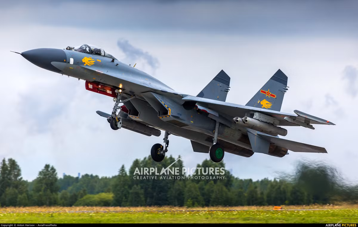 J-11 là phiên bản Su-27 do Trung Quốc chế tạo dựa trên giấy phép chuyển giao công nghệ của công ty Sukhoi trong hợp đồng ký kết năm 1995. Năm 1998, J-11 thực hiện chuyến bay đầu tiên và đến nay đã có hơn 200 chiếc phục vụ trong Không quân Trung Quốc, được biên chế cho 7 sư đoàn. Ảnh: Một chiếc J-11 cất cánh.