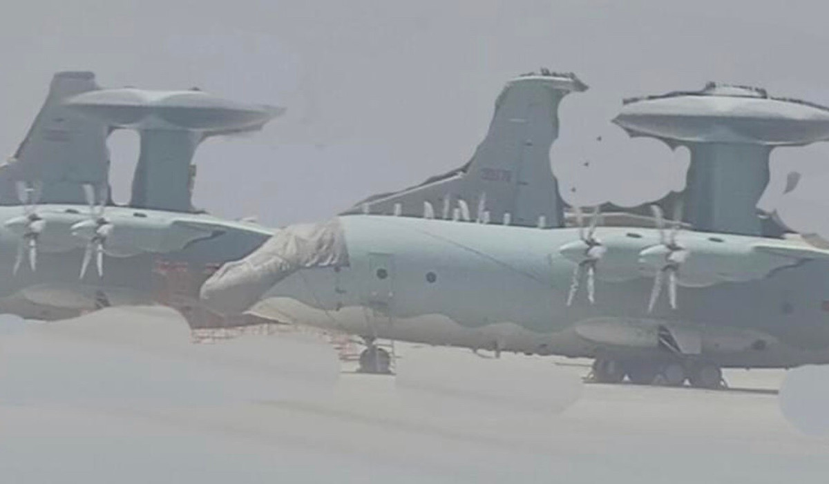 Máy bay trinh sát cảnh báo sớm hiện đại nhất của Trung Quốc hiện nay là KJ-500, máy bay này lần đầu được ra mắt năm 2014 dựa trên khung thân của máy bay vận tải Y-9. Ảnh: Các máy bay trinh sát cảnh báo sớm KJ-500 của Trung Quốc tại sân bay.