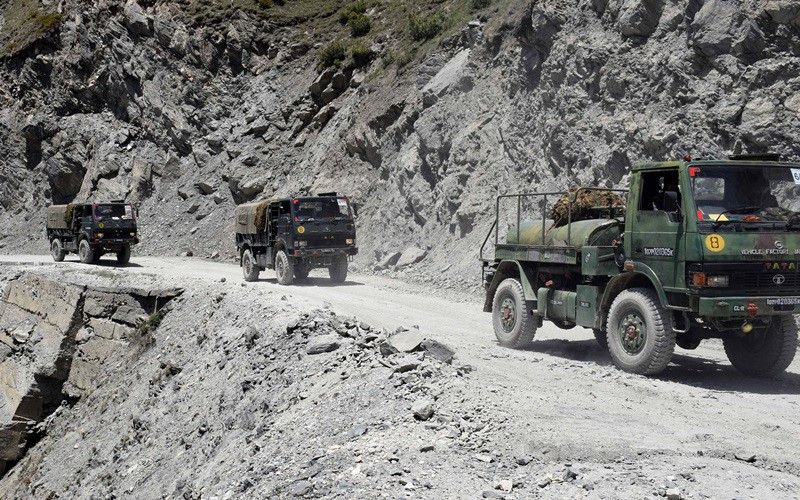 Tình hình căng thẳng biên giới Trung Quốc - Ấn Độ bắt đầu từ cuối tháng tư tại khu vực Đông Ladakh và mới đây đã có những diễn biến xấu mới khi cả hai bên đã liên tiếp đưa ra những bằng chứng cho thấy đã có xô xát dẫn đến đổ máu giữa binh sĩ Trung - Ấn. Ảnh: Đoàn xe vận tải quân sự của Ấn Độ đang di chuyển đến biên giới.