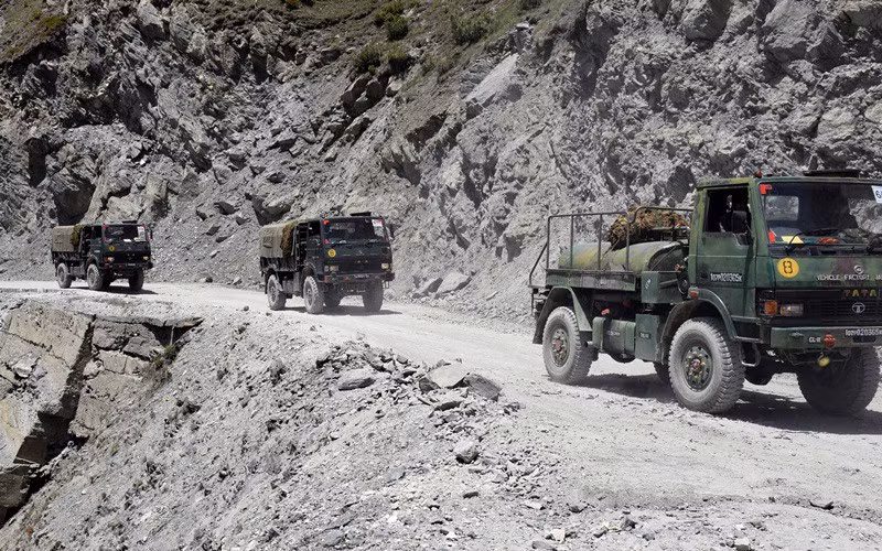 Tình hình căng thẳng biên giới Trung Quốc - Ấn Độ bắt đầu từ cuối tháng tư tại khu vực Đông Ladakh và mới đây đã có những diễn biến xấu mới khi cả hai bên đã liên tiếp đưa ra những bằng chứng cho thấy đã có xô xát dẫn đến đổ máu giữa binh sĩ Trung - Ấn. Ảnh: Đoàn xe vận tải quân sự của Ấn Độ đang di chuyển đến biên giới.