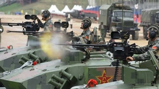 Mặc dù Trung Quốc có nhiều MBT hiện đại, nhưng PLA chưa khai thác có hiệu quả số MBT này, lý do là PLA không có kinh nghiệm trong việc khai thác các MBT hiện đại trong một cuộc chiến thực sự. Ngoài ra, PLA có vấn đề với công tác đào tạo, do vậy không phát huy được hết tính năng hiện đại của phương tiện. Ảnh: Lính xe tăng PLA sử dụng SMPK 12,7 trên nóc xe tăng Type 99 tiêu diệt mục tiêu mặt đất - Nguồn: Sina