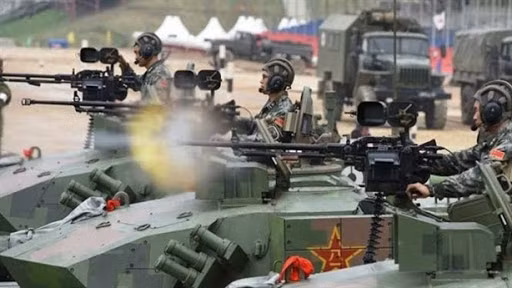 Mặc dù Trung Quốc có nhiều MBT hiện đại, nhưng PLA chưa khai thác có hiệu quả số MBT này, lý do là PLA không có kinh nghiệm trong việc khai thác các MBT hiện đại trong một cuộc chiến thực sự. Ngoài ra, PLA có vấn đề với công tác đào tạo, do vậy không phát huy được hết tính năng hiện đại của phương tiện. Ảnh: Lính xe tăng PLA sử dụng SMPK 12,7 trên nóc xe tăng Type 99 tiêu diệt mục tiêu mặt đất - Nguồn: Sina